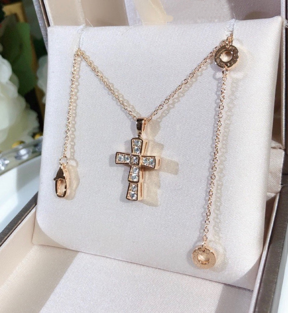 SHANG MEI PLATINUM Adult Unisex Fine Imitation Alloy Metal Silver-Gold-Plated Inlaid 18K Gold Clear White Shiny Full Diamond Gemstones Mini Cross Pendant Clavicle Chain Necklaces