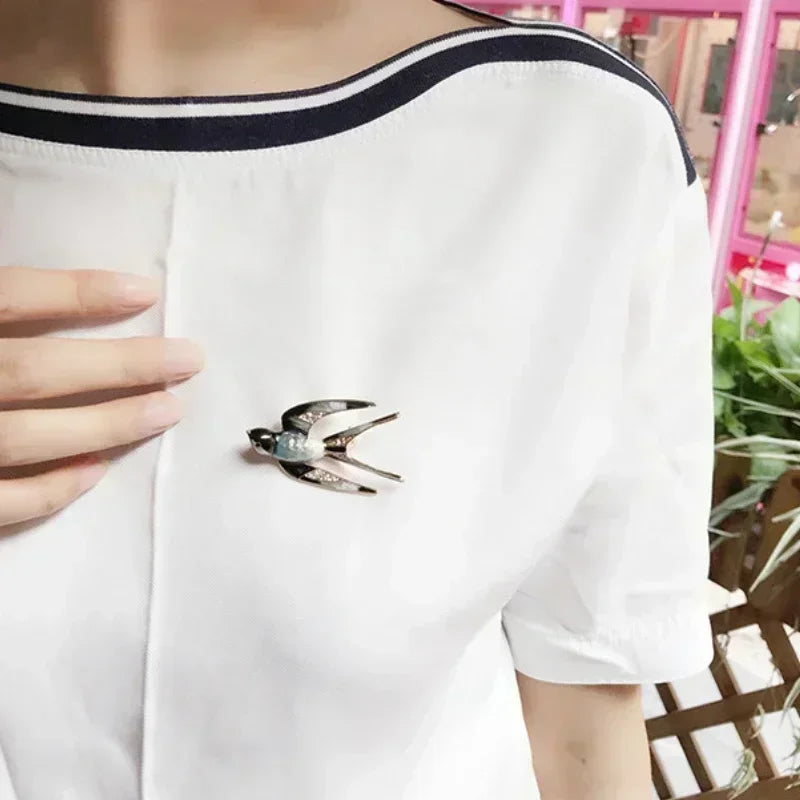 MIHJUSFDH Adults Korean Ethnic Imitation Aluminum Metal Alloy Blue-Black Rhinestone Swallow Bird Enamel Craft Design Brooch Lapel Pins
